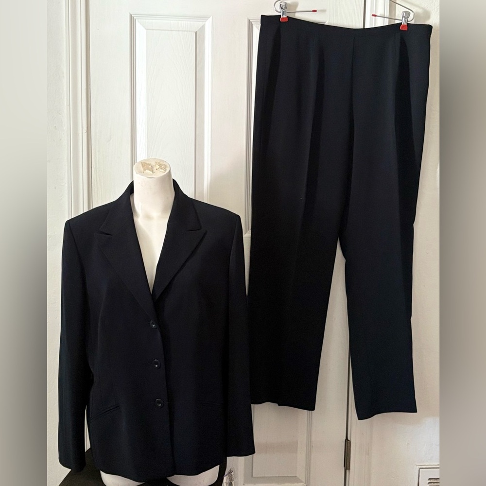 NWT Le Suit Essentials Navy Blazer & Slacks Suit Women’s size 18